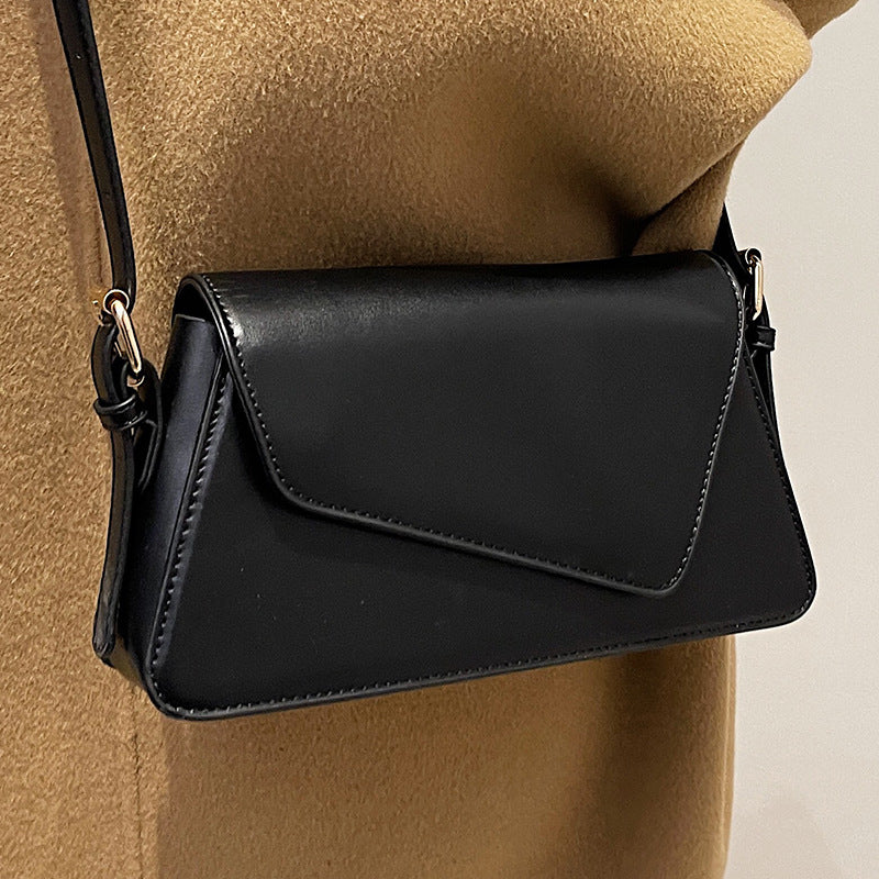 Miss Velora Lucía City Crossbody in Black